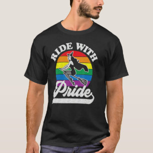 Halloween lesbische homopaar op een balkon met P T-shirt