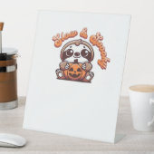 Halloween Luiaard Slow en Spooky Schattigee Luiaar Reclamebord Met Voetstuk (Insitu)