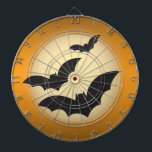 Halloween maan met vleermuizen dartbord<br><div class="desc">Dit dartbord heeft een donkere oranje achtergrond met de maan in het midden en drie vleermuizen die voor de maan vliegen.</div>