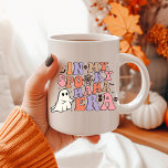 HALLOWEEN MAMA IN MIJN SPOOKY MAMA ERA KOFFIEMOK<br><div class="desc">Ontdek de ultieme mix van spook en zoetheid met onze Ceramic Cartoon Ghost-Mok, met de grillige zin 'IN MY SPOOKY MOM ERA' in pastelkleurige, crème, roze en violette tinten. Dit groovy Halloween-stijl lettertype voegt een vleugje retro charme toe aan uw collectie. Deze mok is versierd met klassieke Halloweenversieringen zoals schedels,...</div>