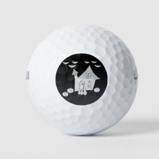 Halloween nacht met spookhuis, vleermuizen, pompoe golfballen