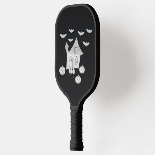 Halloween nacht met spookhuis, vleermuizen, pompoe pickleball paddle (Links)