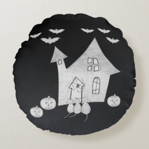 Halloween nacht met spookhuis, vleermuizen, pompoe rond kussen