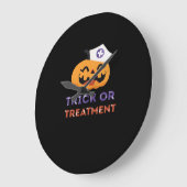 Halloween Nurse Trick of Treatment Classic T-Shirt Grote Klok (Hoek)