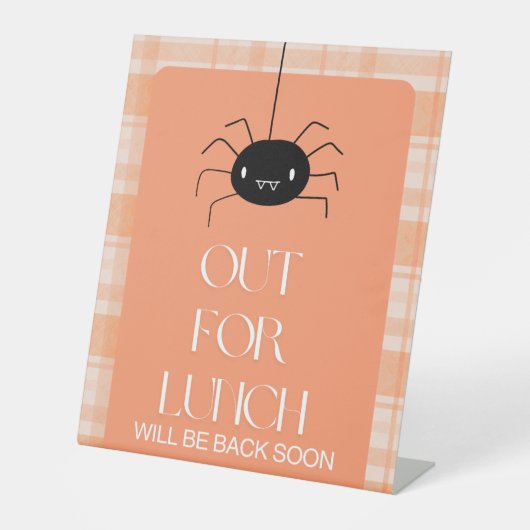 Halloween Oranje Gingham Spider voor de lunch Reclamebord Met Voetstuk (Voorkant)