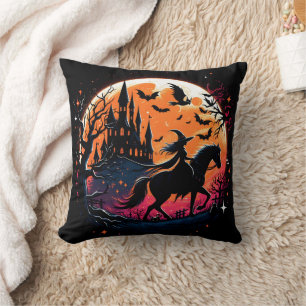 Halloween paardrijden onder een spookachtig maanli kussen