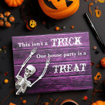 Halloween Paars Skeleton Custom House Party Briefkaart<br><div class="desc">Dit is geen truc,  ons huisfeest is een traktatie. Een schattige uitnodiging van een halloween-huisgenoot voor briefkaart of verandering van adreskaartje voor een familie die in oktober verhuisd is. Een grappig skelet op een spookachtige paarse muur om mensen welkom te heten in je nieuwe huis voor een leuke bijeenkomst.</div>