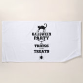 Halloween party gaat niet alleen over trucjes grap strandlaken (Voorkant)