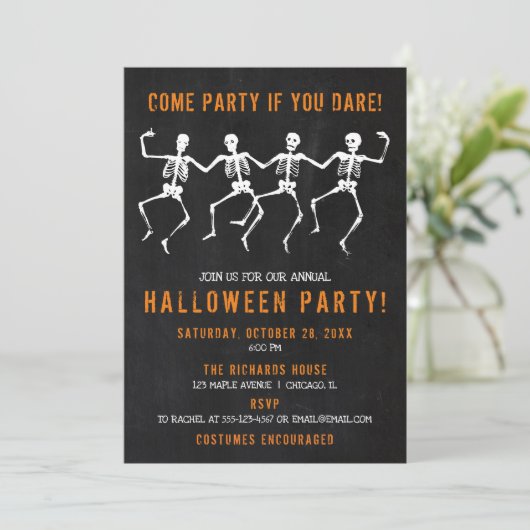 Halloween party Skeletons dansend chalkboard Kaart (Staand voorkant)