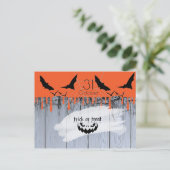 Halloween Party "Treat or Trick" Loft Modern Aankondigingskaart (Staand voorkant)