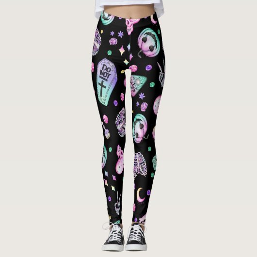 Halloween pastel gothic apothecary and graveyard leggings (Voorkant)
