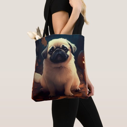 Halloween Pekingese with Pumpkins Scary Tote Bag (Dichtbij)