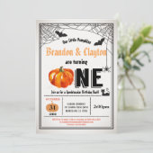 Halloween pomkin tweeling 1e verjaardag kaart (Staand voorkant)