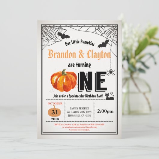 Halloween pomkin tweeling 1e verjaardag kaart (Staand voorkant)