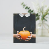 Halloween pompoen meisje zwarte jurk feestdagenkaart (Staand voorkant)