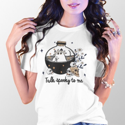 HALLOWEEN PRAAT SPOOKY TEGEN ME GEEST IN EEN DRANK T-SHIRT