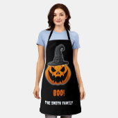 Halloween Pumpkin "BOO!" – Persoonlijke naam Schort (Gedragen)
