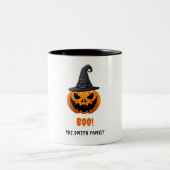 Halloween Pumpkin "BOO!" – Persoonlijke naam Tweekleurige Koffiemok (Center)