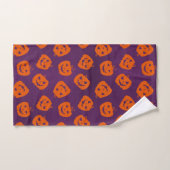 Halloween Pumpkins op Paars Achtergrondpatroon Bad Handdoek (Handdoek)