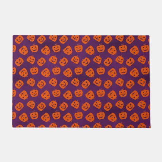 Halloween Pumpkins op Paars Achtergrondpatroon Deurmat (Voorkant)