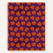 Halloween Pumpkins op Paars Achtergrondpatroon Notitieboek (Voorkant)