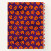 Halloween Pumpkins op Paars Achtergrondpatroon Notitieboek (Achterkant)
