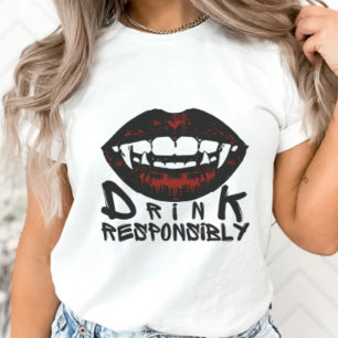 Halloween Red Lips Vampire Fangs Drink verantwoord T-shirt