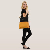 Halloween Retro Bright Oranje Chevron Black naam Tote Bag (Op model)