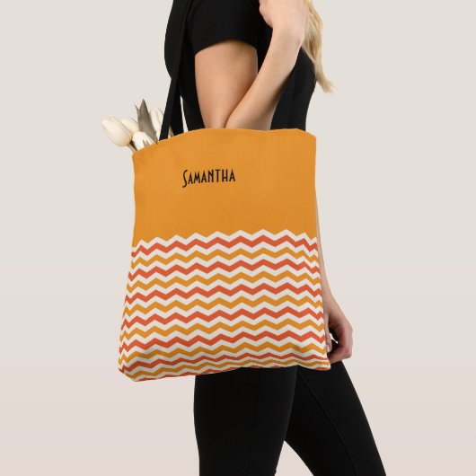 Halloween Retro Chevron Bright Oranje witte naam Tote Bag (Dichtbij)