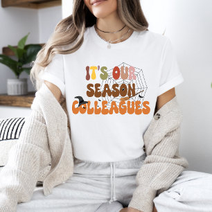 Halloween Retro Vibes   Het is onze seizoen colleg T-shirt