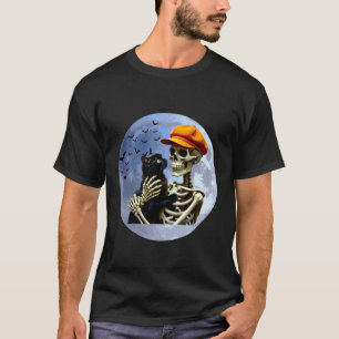 Halloween-skelet met een kat onder de volle maan t-shirt