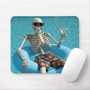 Halloween-skelet zwevend in een zwembad muismat