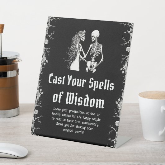Halloween Skeleton Cast Your Spells of Wisdom Sign Reclamebord Met Voetstuk (Insitu)