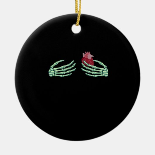 Halloween Skeleton Handen met Hart Classic Keramisch Ornament (Voorkant)