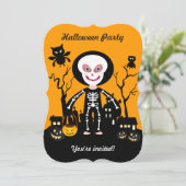 Halloween skeleton kind gaat een truc in of behand kaart (Staand voorkant)