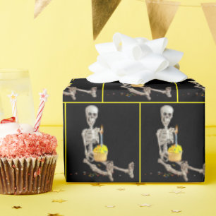 Halloween Skeleton met 'Birthday Cake' Cadeaupapier