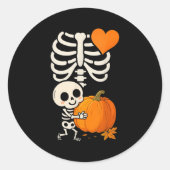 Halloween Skeleton Pregnancy Announcement Soky Mom Ronde Sticker (Voorkant)