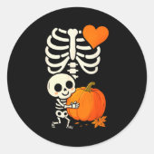 Halloween Skeleton Pregnancy Announcement Soky Mom Ronde Sticker (Voorkant)