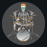 Halloween Skeleton Rock Hand Palling Drums Ronde Sticker<br><div class="desc">Halloween Skeleton Rock Hand Drummer die Drums grafische vormgeving Gift Classic Round Sticker Classic Collectie speelt.</div>