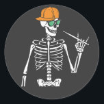 Halloween Skeleton Rock Hand Palling Drums Ronde Sticker<br><div class="desc">Halloween Skeleton Rock Hand Drummer die Drums grafische vormgeving Gift Classic Round Sticker Classic Collectie speelt.</div>