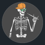 Halloween Skeleton Rock Hand Palling Drums Ronde Sticker<br><div class="desc">Halloween Skeleton Rock Hand Drummer die Drums grafische vormgeving Gift Classic Round Sticker Classic Collectie speelt.</div>