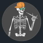 Halloween Skeleton Rock Hand Palling Drums Ronde Sticker<br><div class="desc">Halloween Skeleton Rock Hand Drummer die Drums grafische vormgeving Gift Classic Round Sticker Classic Collectie speelt.</div>
