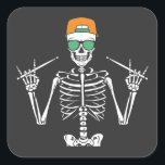 Halloween Skeleton Rock Hand Palling Drums Vierkante Sticker<br><div class="desc">Halloween Skeleton Rock Hand Drummer die Drums Graphic Design Gift Square Sticker Classic Collectie speelt.</div>