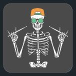 Halloween Skeleton Rock Hand Palling Drums Vierkante Sticker<br><div class="desc">Halloween Skeleton Rock Hand Drummer die Drums Graphic Design Gift Square Sticker Classic Collectie speelt.</div>