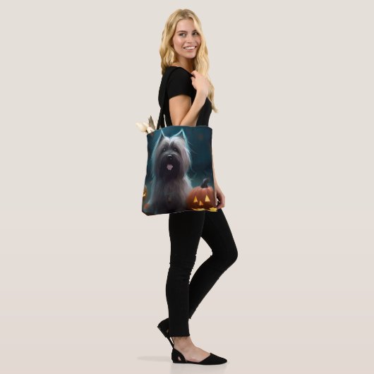 Halloween Skye Terrier met pomkins Scary Tote Bag (Op model)