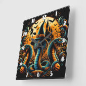 Halloween-slangen opgerold onder een spookachtig m vierkante klok (Hoek)