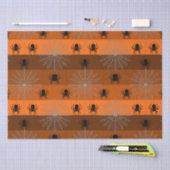 Halloween spinwebben met spinnen op sinaasappel tissuepapier (Craft)