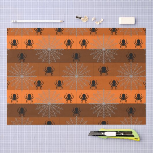 Halloween spinwebben met spinnen op sinaasappel tissuepapier (Craft)