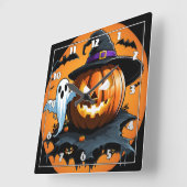 Halloween spook drijft naast een gesneden pompoen vierkante klok (Hoek)