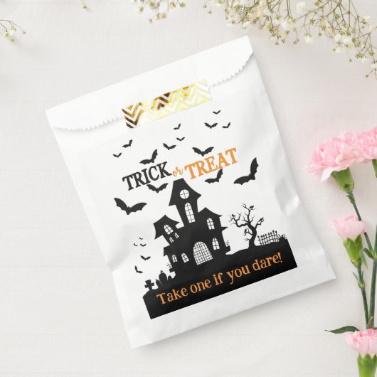 Halloween spookhuis neemt een snoep buit tas bedankzakje (Gezegeld)